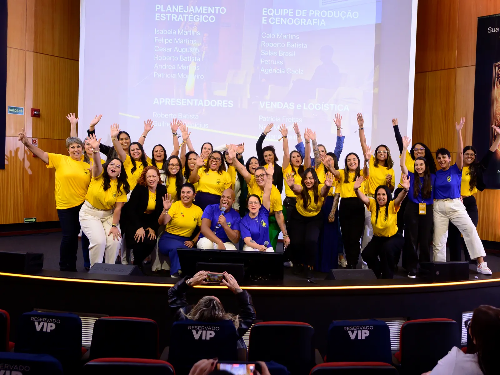 Equipe e staff comemorando no palco